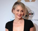 Sharon Stone, splendida in bikini giallo, stupisce i fan