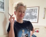 Sharon Stone omaggia Basic Instinct con una t-shirt del film (FOTO)