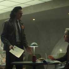 Loki: Tom Hiddleston e Owen Wilson in una foto del primo episodio