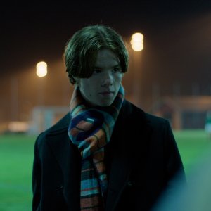 Young Royals: il protagonista in una scena