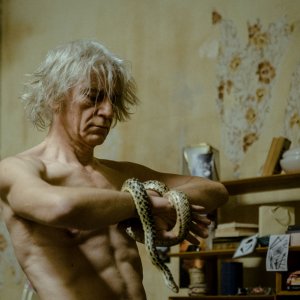 State a casa: Tommaso Ragno durante una scena del film
