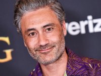 Taika Waititi commenta le foto in cui bacia Rita Ora e Tessa Thompson: 'Non stavo facendo niente di male'