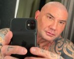 Dave Bautista alla ricerca del selfie perfetto: il video a torso nudo è esilarante