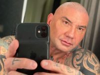 Dave Bautista alla ricerca del selfie perfetto: il video a torso nudo è esilarante