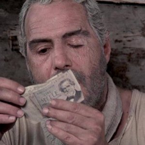 Brutti sporchi e cattivi: Nino Manfredi in una scena del film