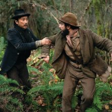 First Cow: John Magaro e Orion Lee durante una scena