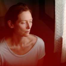 Memoria. un primo piano di Tilda Swinton