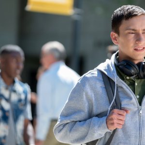 Atypical: Keir Gilchrist  in una scena della stagione 3