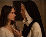 Benedetta: il trailer italiano del film scandalo di Paul Verhoeven su una suora lesbica