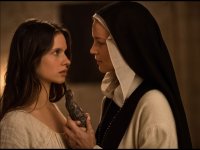 Benedetta: il trailer italiano del film scandalo di Paul Verhoeven su una suora lesbica