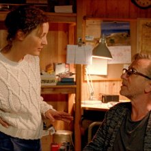 Sull'isola di Bergman: Tim Roth, Vicky Krieps durante una scena del film