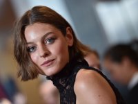 Emma Corrin di The Crown nasconde il seno sotto una fascia e parla di 'cambiamenti' (FOTO)