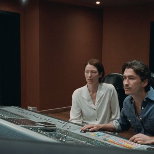 Memoria: Tilda Swinton, Juan Pablo Urrego in una scena del film