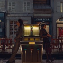 The French Dispatch: Timothée Chalamet, Lyna Khoudri in una scena del film