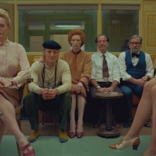 The French Dispatch: Griffin Dunne, Fisher Stevens, Elisabeth Moss, Owen Wilson, Tilda Swinton in una scena del film