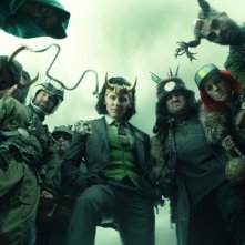 Loki: Tom Hiddleston in una scena di gruppo del quinto episodio