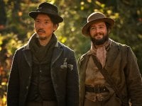 First Cow, la video intervista a John Magaro e Orion Lee: 'Mungere la mucca equivale a depredare la Terra'