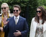Tom Cruise a Wimbledon per la finale dei singolari femminili con le co-star di Mission: Impossible