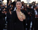 Cannes 2021: Bella Hadid quasi a seno nudo: il look è mozzafiato