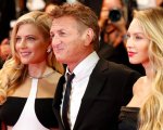 Cannes 2021: Sean Penn sul red carpet con i figli Dylan e Hopper (FOTO)