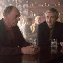 Breeders - Genitori al limite, Martin Freeman e Alun Armstrong in una scena della serie