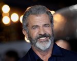 Mel Gibson fa il saluto militare a Donald Trump durante l'UFC 264 (VIDEO)