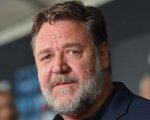 Russell Crowe in fila con 7.000 australiani per vaccinarsi contro il Covid-19