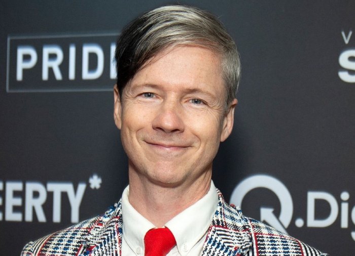 Joe Exotic: John Cameron Mitchell, bacio appassionato sul set (FOTO)