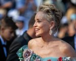 Sharon Stone: l'abito Dolce & Gabbana dell'attrice conquista il tappeto rosso di Cannes 2021 (FOTO)