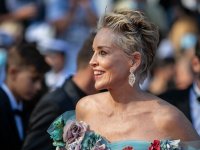 Sharon Stone: l'abito Dolce &amp; Gabbana dell'attrice conquista il tappeto rosso di Cannes 2021 (FOTO)
