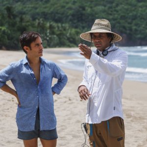 Old: M. Night Shyamalan e Gael García Bernal in una foto dal set