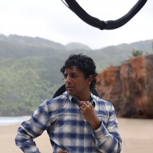 Old: M. Night Shyamalan in una foto dal set