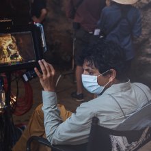 Old: M. Night Shyamalan sul set