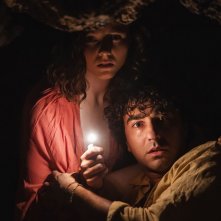 Old: Alex Wolff, Thomasin McKenzie in una scena del film