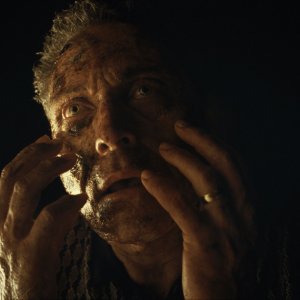 Old: Rufus Sewell in una scena del film