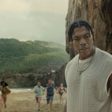 Old: Aaron Pierre in una scena del film