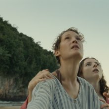 Old: Vicky Krieps, Thomasin McKenzie in una scena del film