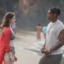 Old: Thomasin McKenzie e Aaron Pierre in una scena del film