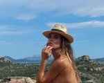 Elisabetta Canalis quasi nuda sul tetto: la foto che scotta su Instagram
