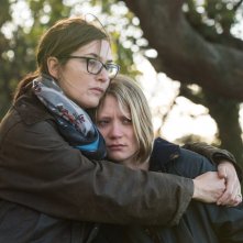 Blackbird - L'ultimo abbraccio: Kate Winslet, Mia Wasikowska durante una scena del film