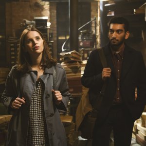 L'ultima lettera d'amore: Felicity Jones e Nabhaan Rizwan in una sequenza