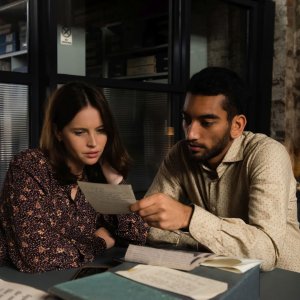 L'ultima lettera d'amore: Felicity Jones e Nabhaan Rizwan in una scena