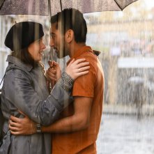 L'ultima lettera d'amore: Felicity Jones e Nabhaan Rizwan in una scena del film