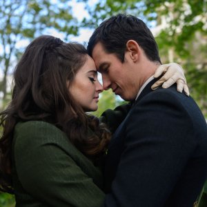 L'ultima lettera d'amore: Shailene Woodley e Callum Turner in una scena del film