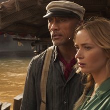 Jungle Cruise: Dwayn Johnson con Emily Blunt in una scena del film