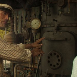 Jungle Cruise: Dwayn Johnson e Emily Blunt in una scena del film