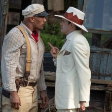 Jungle Cruise: Dwayne Johnson e Jack Whitehall in una scena del film