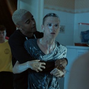 Tigers: Alfred Enoch trattiene Erik Enge in una scena