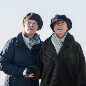 Blackbird - L'ultimo abbraccio: Susan Sarandon e Lindsay Duncan in una scena