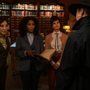 Gunpowder Milkshake: Angela Bassett, Michelle Yeoh, Carla Gugino in una scena